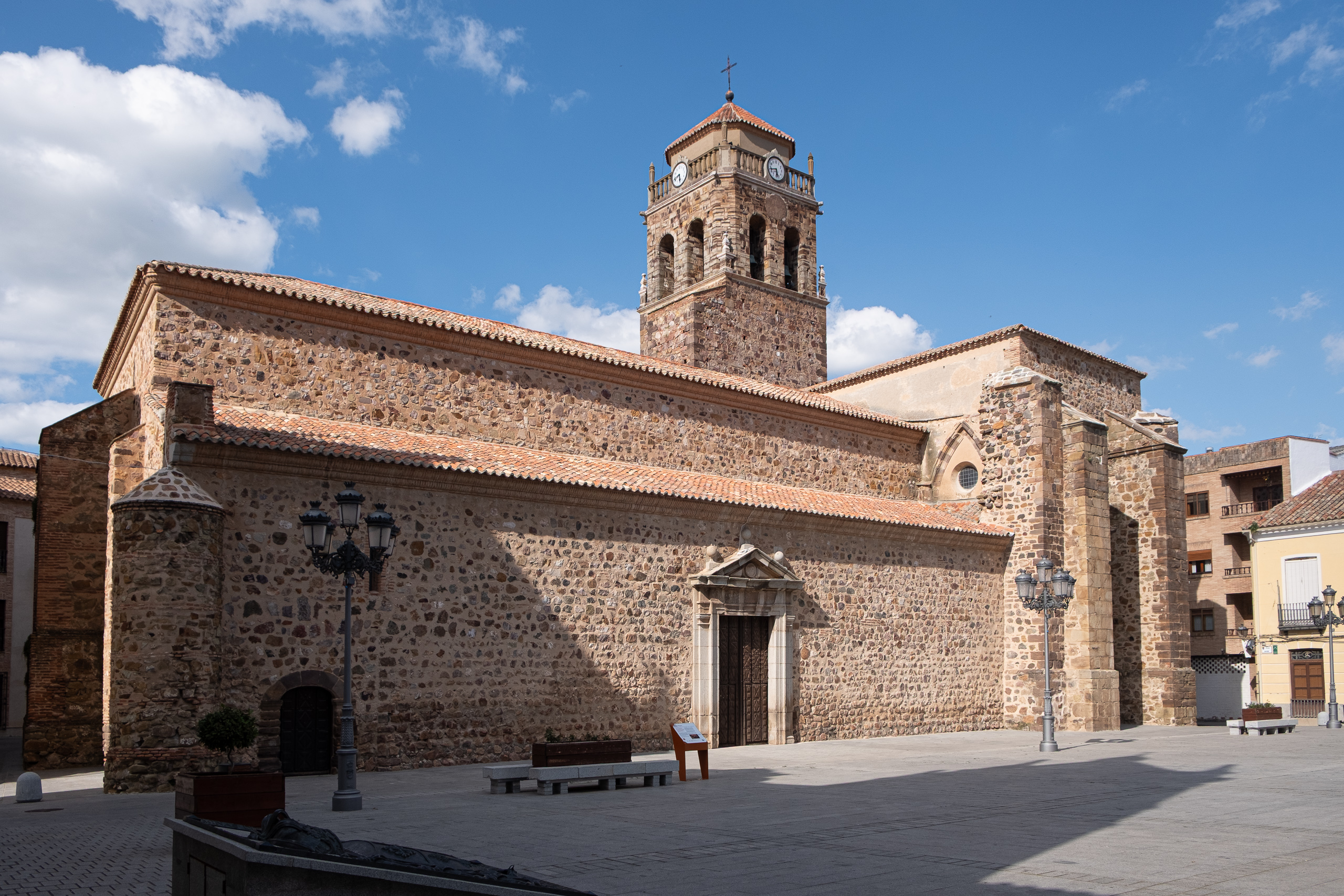 Die Pfarrkirche von Almodóvar del Campo mit Uhrturm